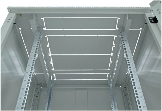 Robuster EDV Schrank 600 breit und 600 tief.